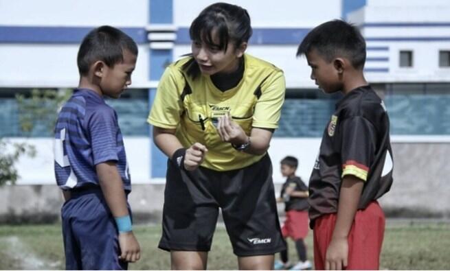 Masih Belia, Gadis Cantik Ini Rela Tinggalkan Cita-Citanya Demi Menjadi Wasit