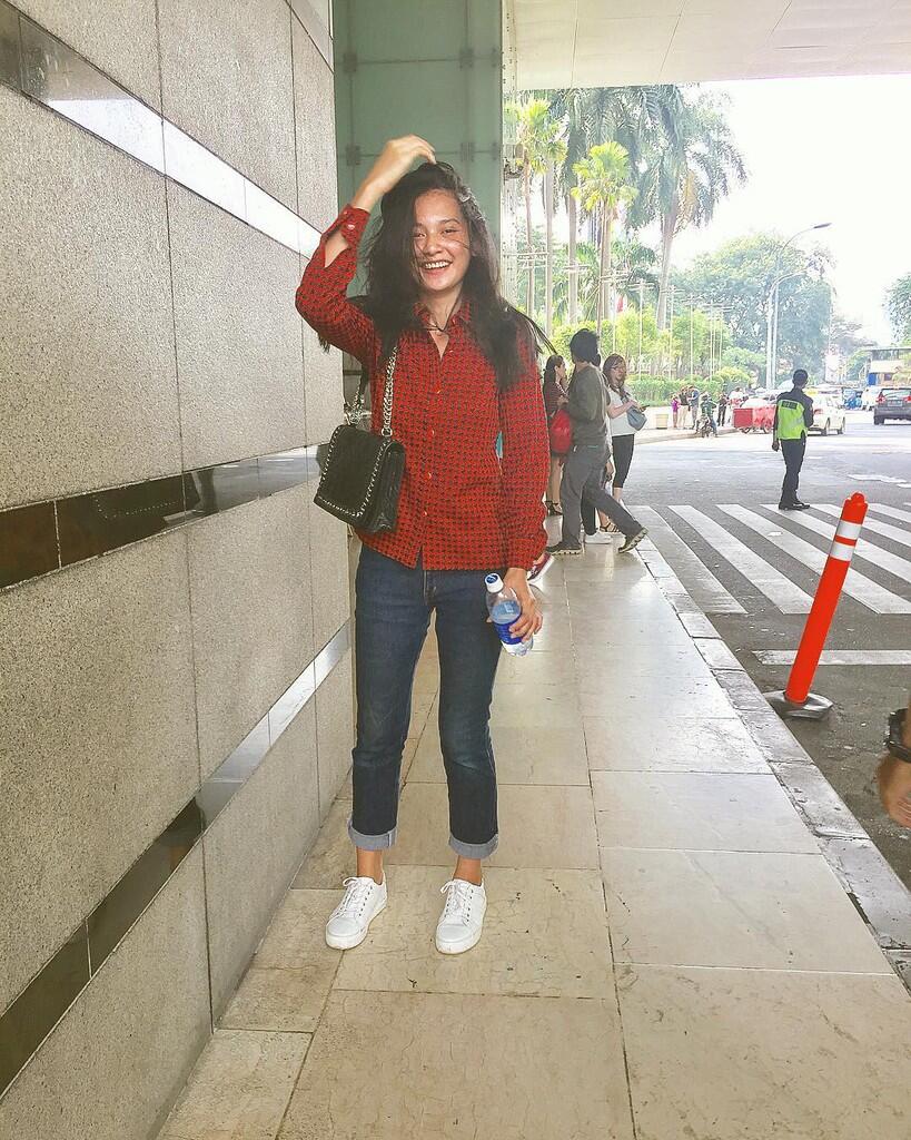 10 Gaya Simpel Indah Permatasari, Aktris Muda yang Tengah Naik Daun