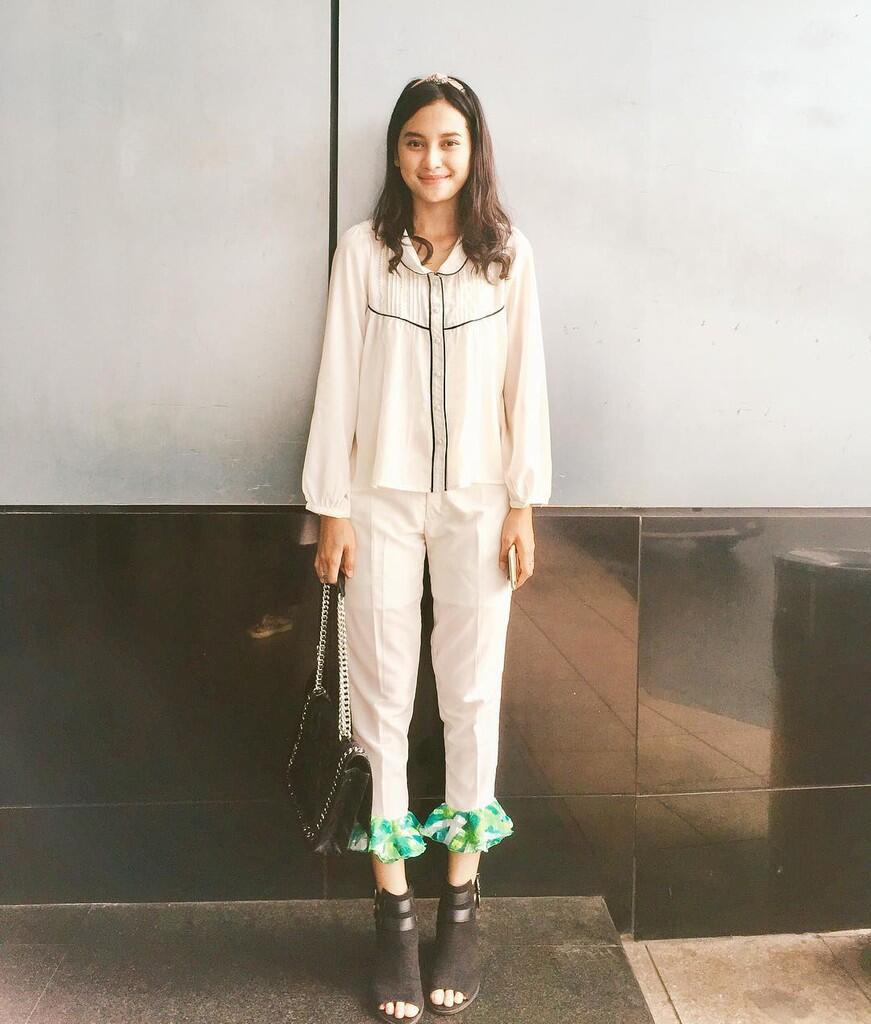 10 Gaya Simpel Indah Permatasari, Aktris Muda yang Tengah Naik Daun