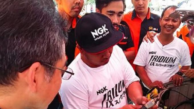 Belajar Teknologi Busi Bareng 2 Komunitas Mobil Kijang