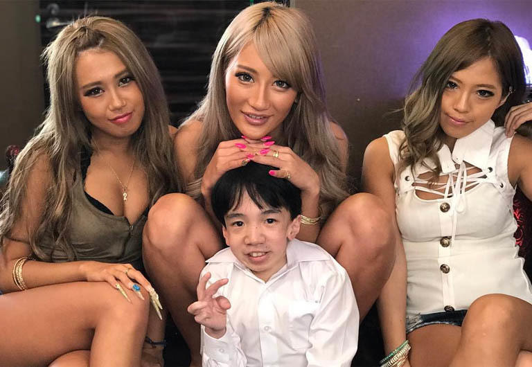 Tubuhnya Seperti Bocah SD, Siapa Sangka Pria Ini Bintang Porno Terpopuler