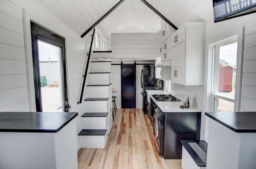 Dibangun di atas truk, desain interior rumah ini bikin kamu takjub