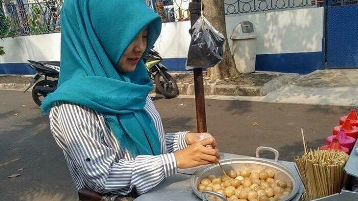 Viral, Penjual Cilok Cantik Jadi Perbincangan: Banyak yang Minta 'Share Location'