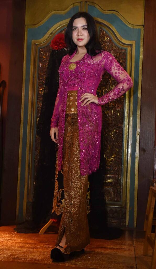Vicky Shu Cantik Pakai Batik