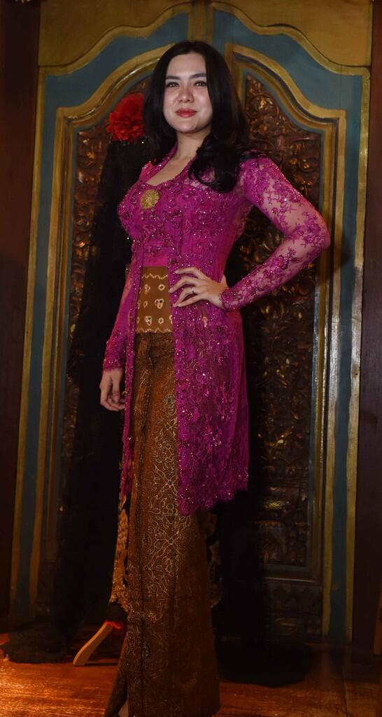 Vicky Shu Cantik Pakai Batik