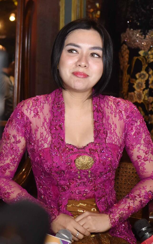 Vicky Shu Cantik Pakai Batik