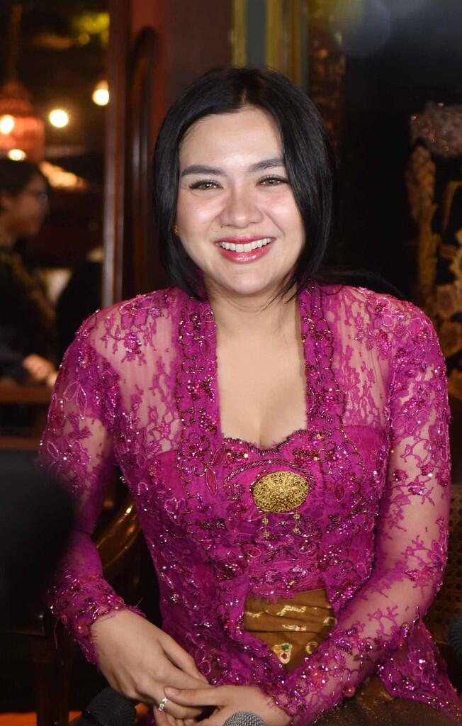 Vicky Shu Cantik Pakai Batik