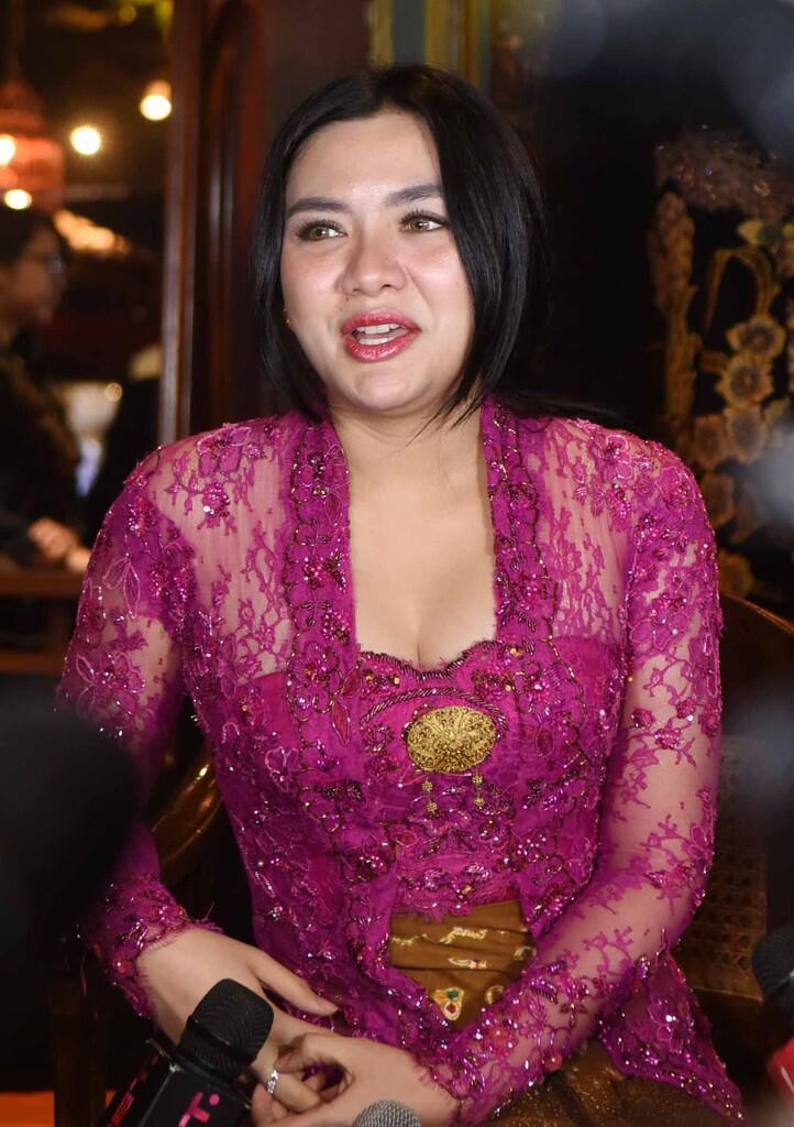 Vicky Shu Cantik Pakai Batik