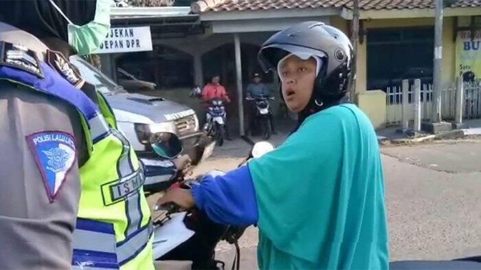 Heboh! Polwan Dibentak-bentak oleh Pemotor yang Berhenti Melebihi Garis Marka