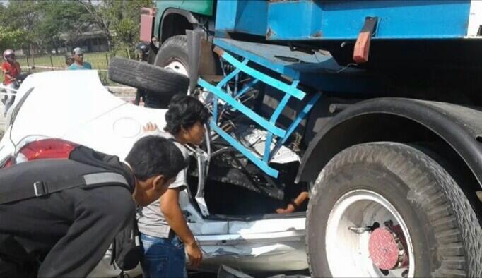 Tragis, Truk Kontainer Lindas Mobilio Putih, Sang Sopir Terhimpit Bodi Kendaraan