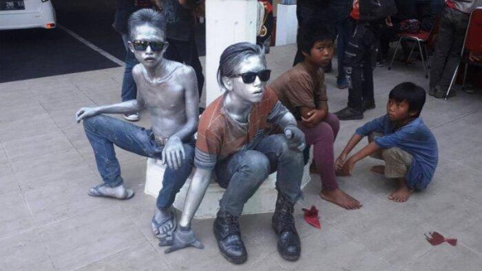 Bagaimana Cara 'Manusia Silver' Ubah Warna Kulitnya ?