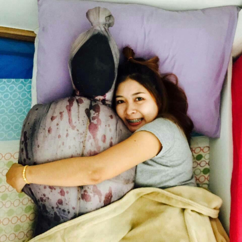 Heboh! Thailand Memproduksi Guling Berbentuk Pocong. Agan Berani Mesen ?