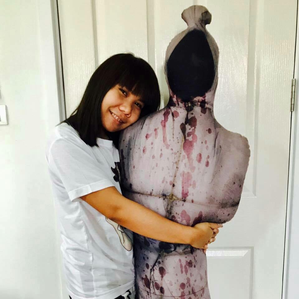 Heboh! Thailand Memproduksi Guling Berbentuk Pocong. Agan Berani Mesen ?