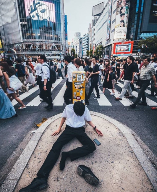 Instagram Ini Rekam Karyawan di Jepang 'Hobi' Terkapar di Jalan