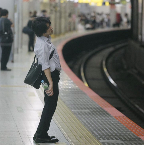 Instagram Ini Rekam Karyawan di Jepang 'Hobi' Terkapar di Jalan