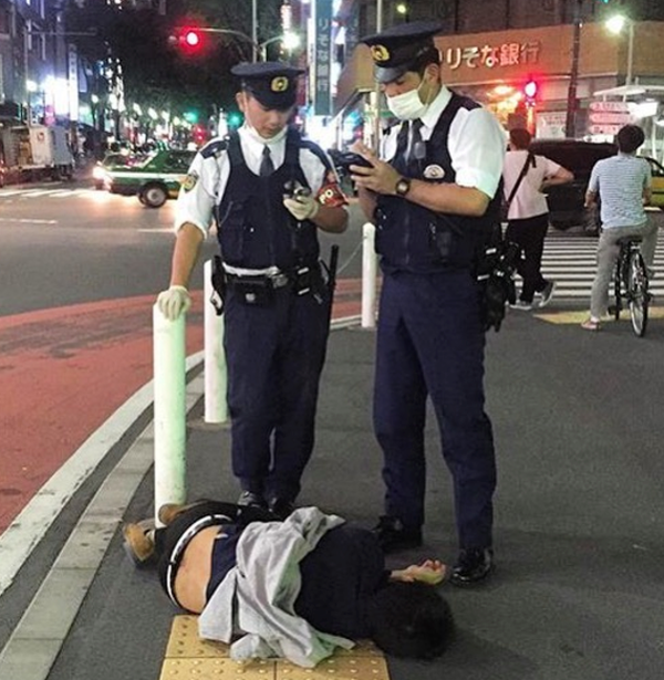 Instagram Ini Rekam Karyawan di Jepang 'Hobi' Terkapar di Jalan