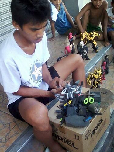 Percaya Gak Percaya, Action Figures Ini Terbuat dari Sandal Jepit Gan!