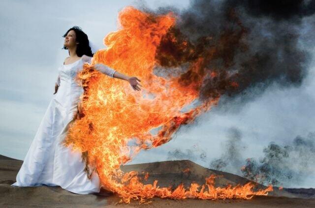 Ini Dia Prewedding dengan Konsep Bakar Gaun yang Lagi Hits