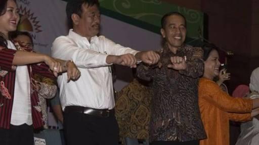 Serunya Presiden Jokowi dan Ibu Negara Iriana Joko Widodo Goyang Maumere