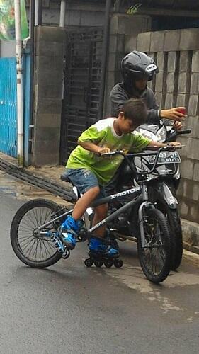 Kelakuan Anak  Jaman  Now Ngayuh Sepeda Pake Sepatu  Roda  