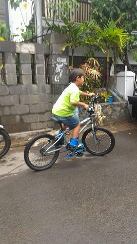 Kelakuan Anak  Jaman  Now Ngayuh Sepeda Pake Sepatu  Roda  