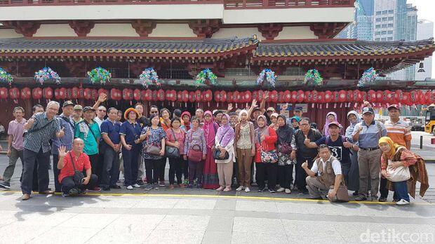 Hebat! Mantan Murid Ajak 65 Guru Piknik Gratis ke Luar Negeri