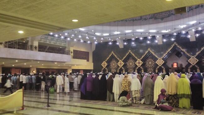 Di At-Tin, Jemaah Salat Subuh dan Simak Ceramah Habib Rizieq