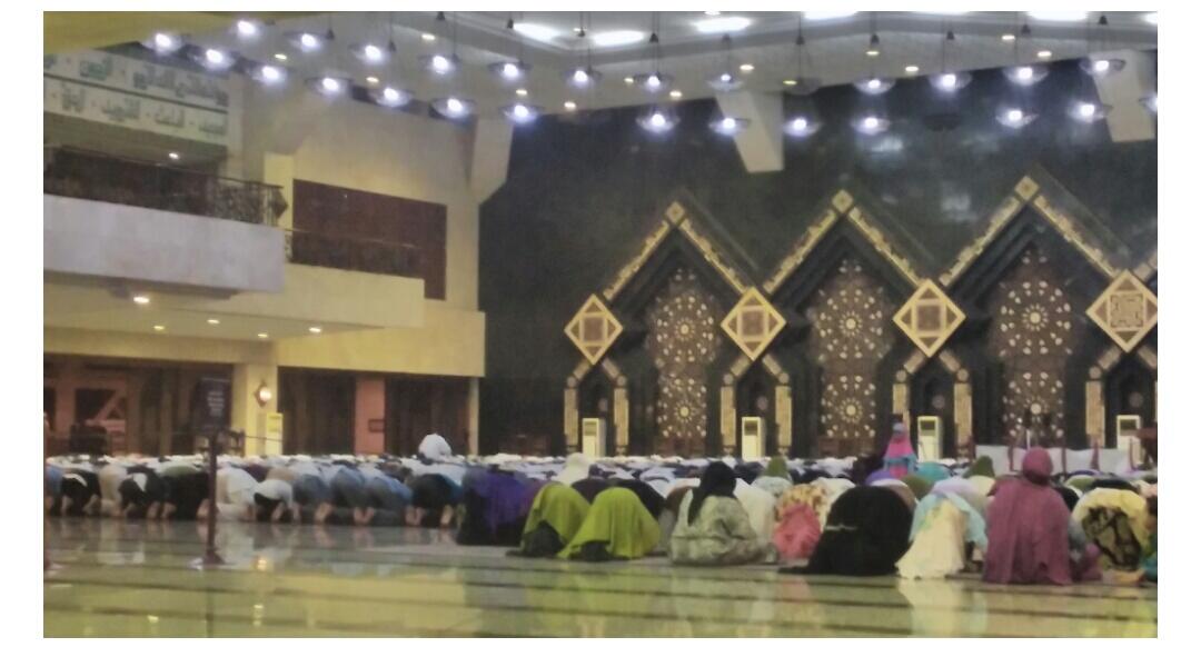 Di At-Tin, Jemaah Salat Subuh dan Simak Ceramah Habib Rizieq