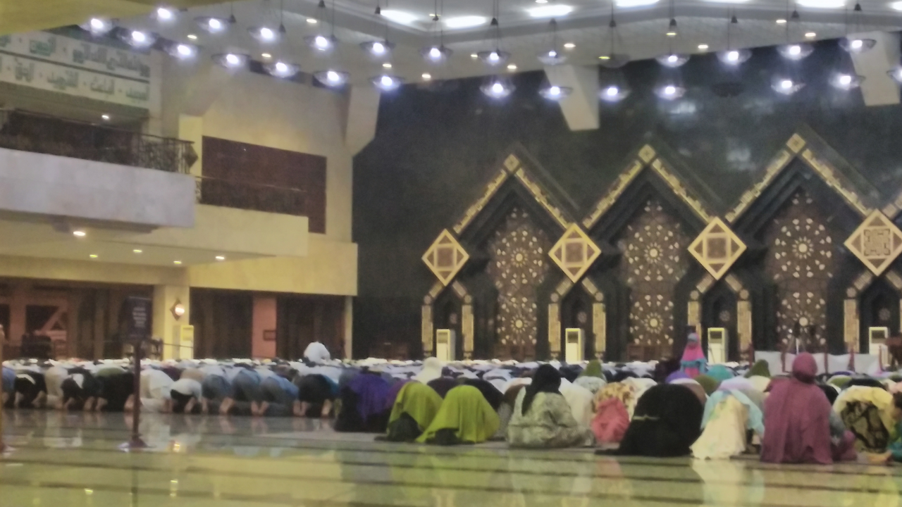 Di At-Tin, Jemaah Salat Subuh dan Simak Ceramah Habib Rizieq