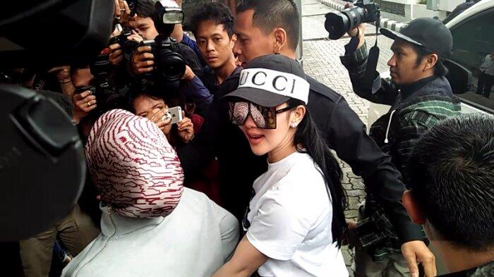 Live Kehadirannya di Bareskrim, Syahrini Bilang Tubuhnya Tergencet Manja