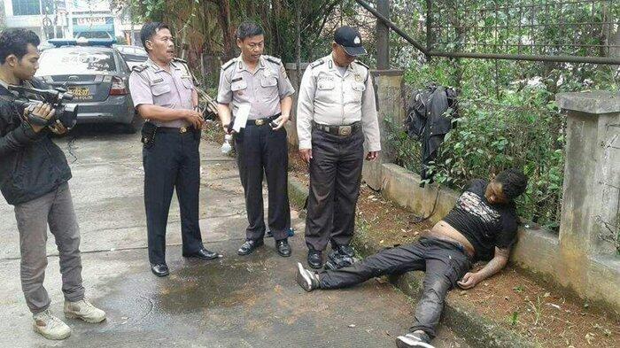 Mayat Pria Bersandar di Pagar Gegerkan Warga Depok