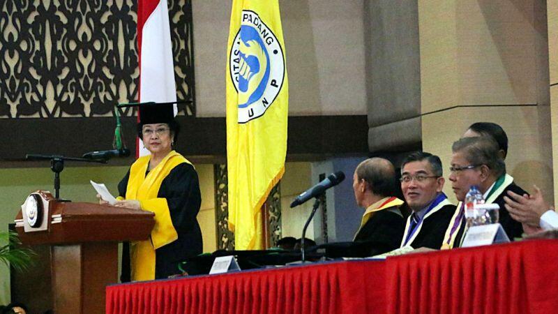 Ini Pidato Lengkap Megawati dalam Penganugerahan Doktor Kehormatan di UNP