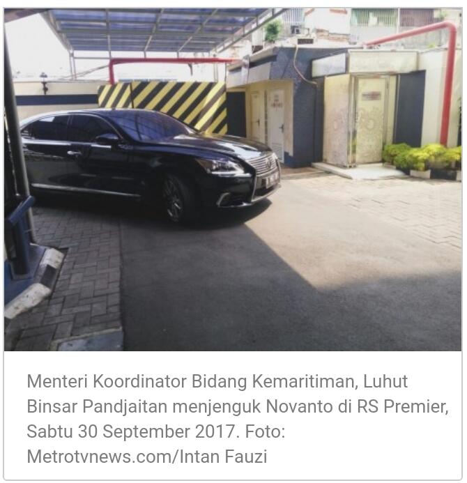 Menteri Luhut Jenguk Novanto di RS Premier