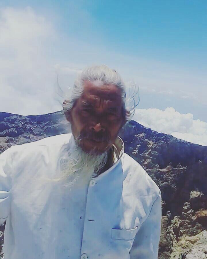 Aksi Mangku Mokoh Naik ke Puncak Gunung Agung Gegerkan Dunia