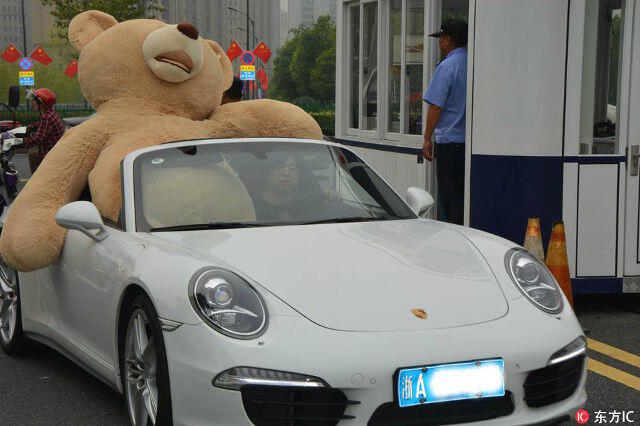 Tembak gebetan pakai boneka Rp 20 juta dan naik PORSCHE , nasib pria tajir ini apes