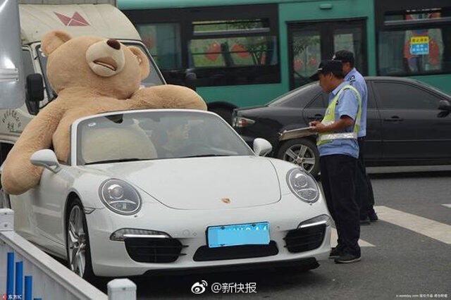 Tembak gebetan pakai boneka Rp 20 juta dan naik PORSCHE , nasib pria tajir ini apes