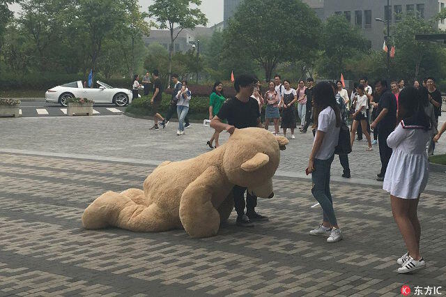 Tembak gebetan pakai boneka Rp 20 juta dan naik PORSCHE , nasib pria tajir ini apes