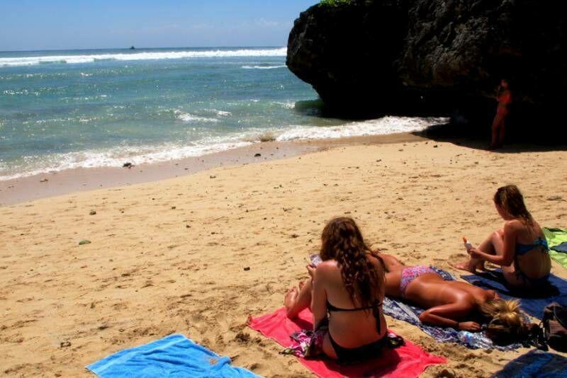 MENJIJIKAN Ketika Pantai Carita Dirubah Menjadi