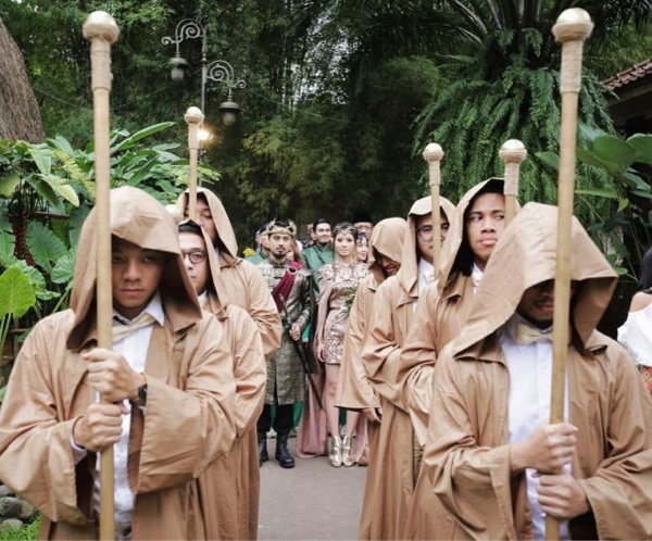 Pernikahan Bertema Game of Thrones dengan Latar Rustic Ini Jadi Sorotan