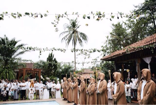 Pernikahan Bertema Game of Thrones dengan Latar Rustic Ini Jadi Sorotan