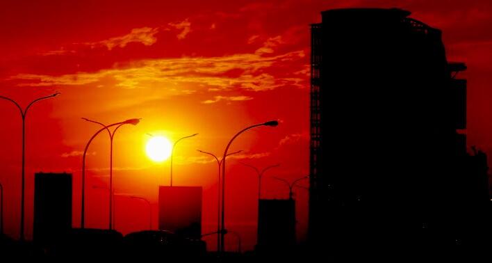 Gokil! Sunset Fenomenal Manhattangenge Terjadi di Jakarta Green Pramuka City