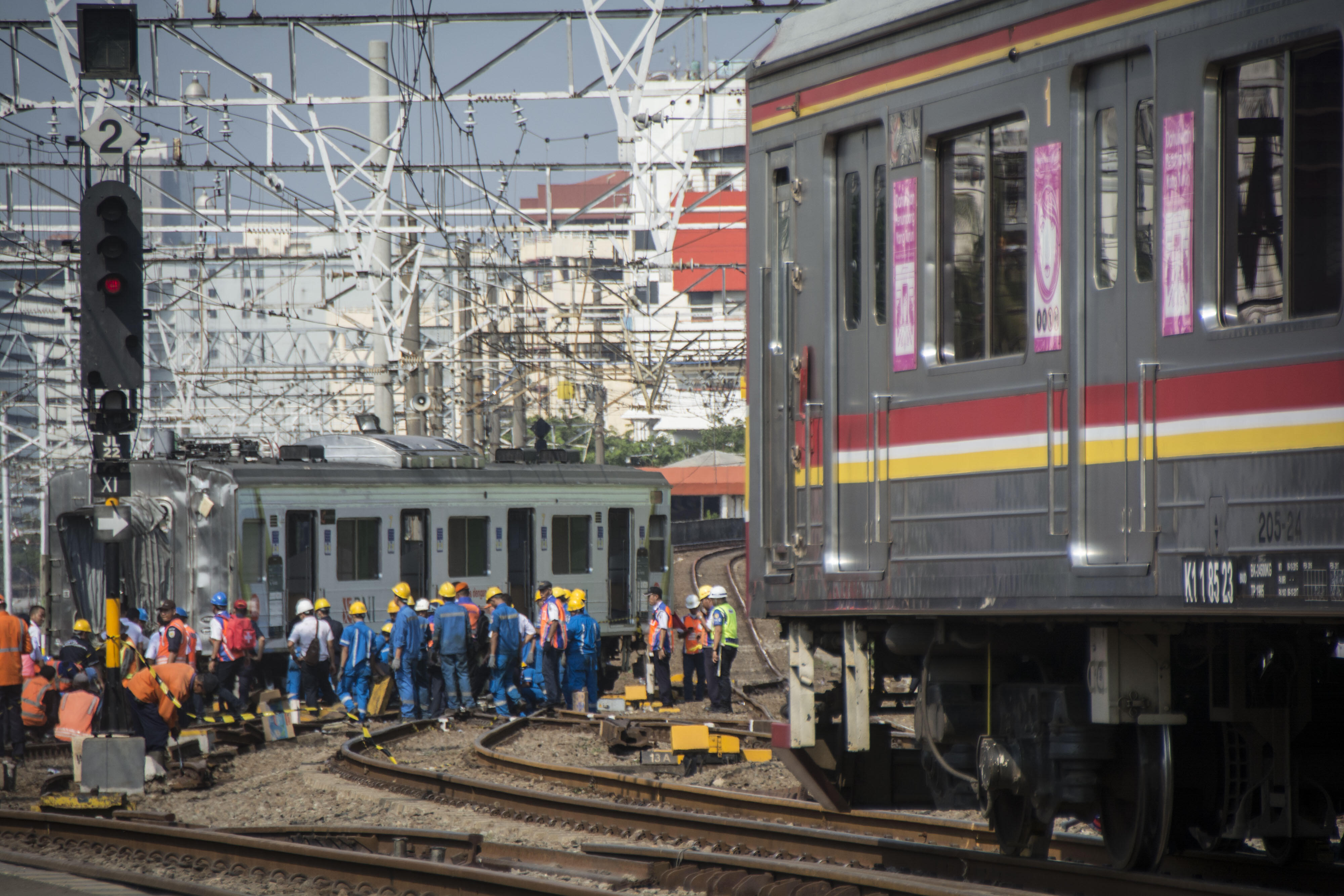 KRL Anjlok, Jalur ke Sudirman Lumpuh