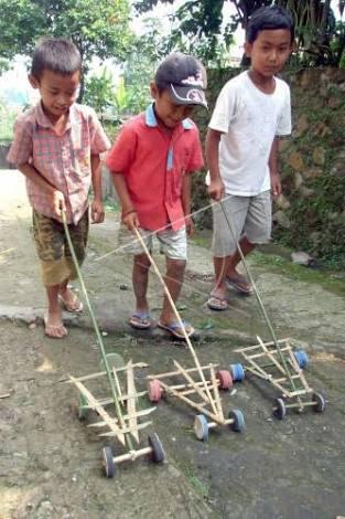 Mobil Etek Etek Dari Bahan Bambu.