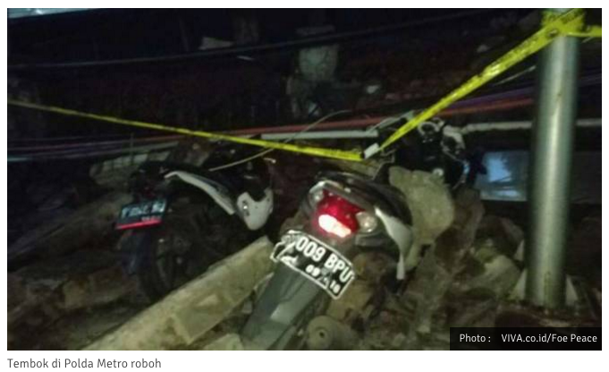 Tembok di Polda Metro Jaya Roboh Menimpa Belasan Motor