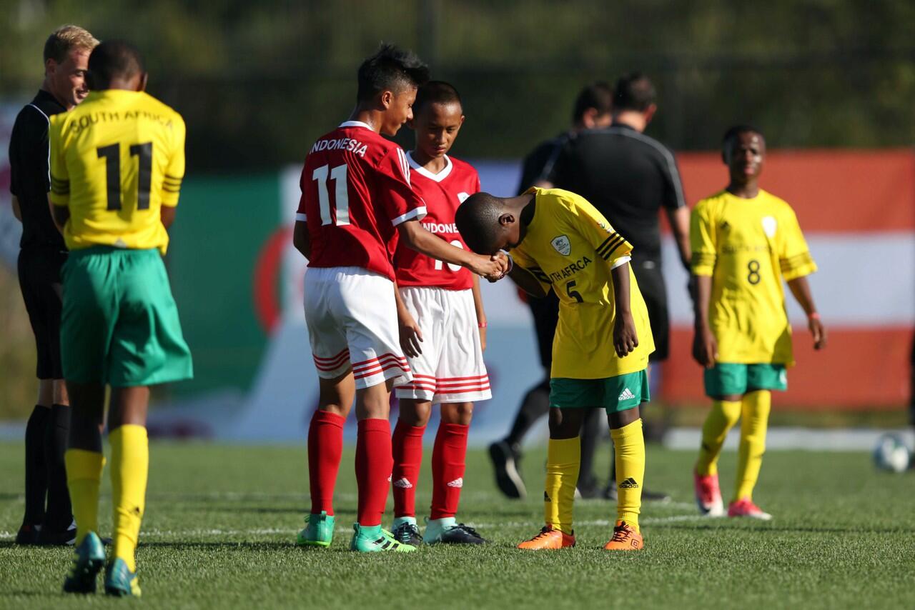 Aksi cium tangan pemain muda Indonesia kepada wasit Eropa jadi sorotan &#91; wajib HT &#93;