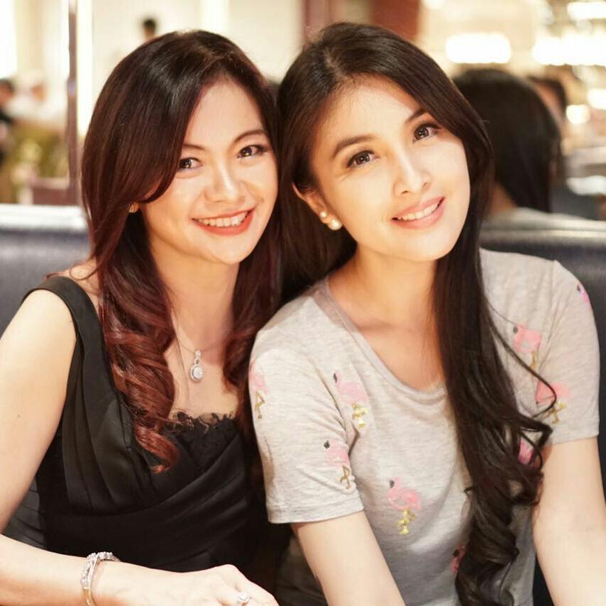 Usia Sudah 50 Tahun, Tante Sandra Dewi Ini Masih Seperti Gadis!