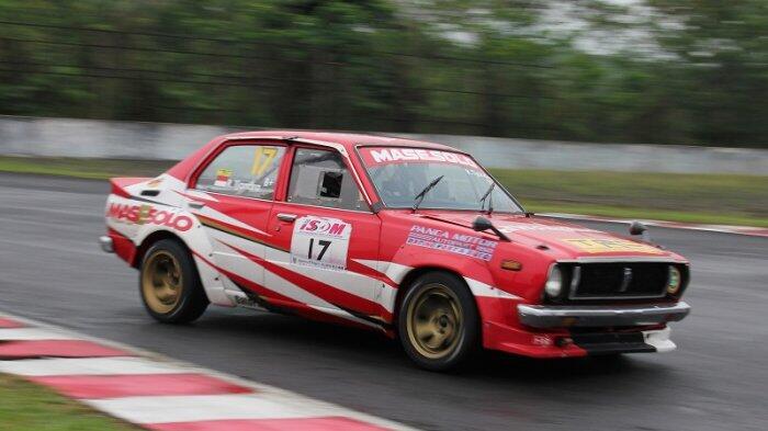 Usia Boleh Tua, Tapi Mobil-mobil Retro Ini Sanggup Beradu Kencang di Sirkuit Sentul