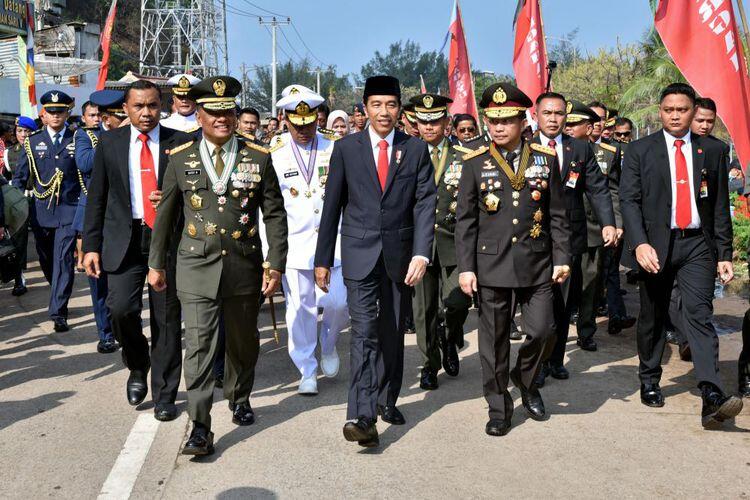 Cerita Jokowi Basah Kuyup Jalan Kaki ke Lokasi HUT TNI