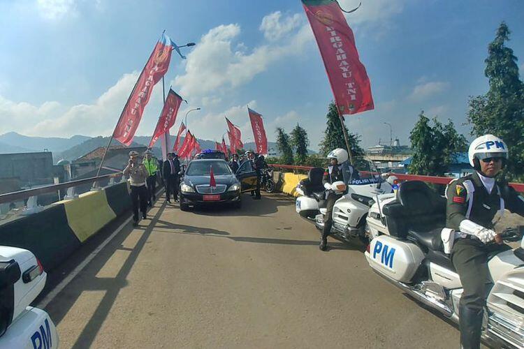 Terjebak Macet, Jokowi Jalan Kaki 3 Km ke Lokasi Peringatan HUT TNI