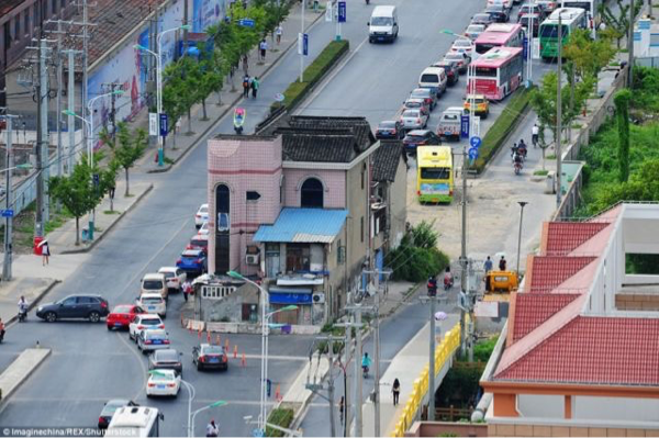 14 Tahun Tinggal Penuh Risiko, Rumah di Tengah Jalan Ini Akhirnya Dirobohkan